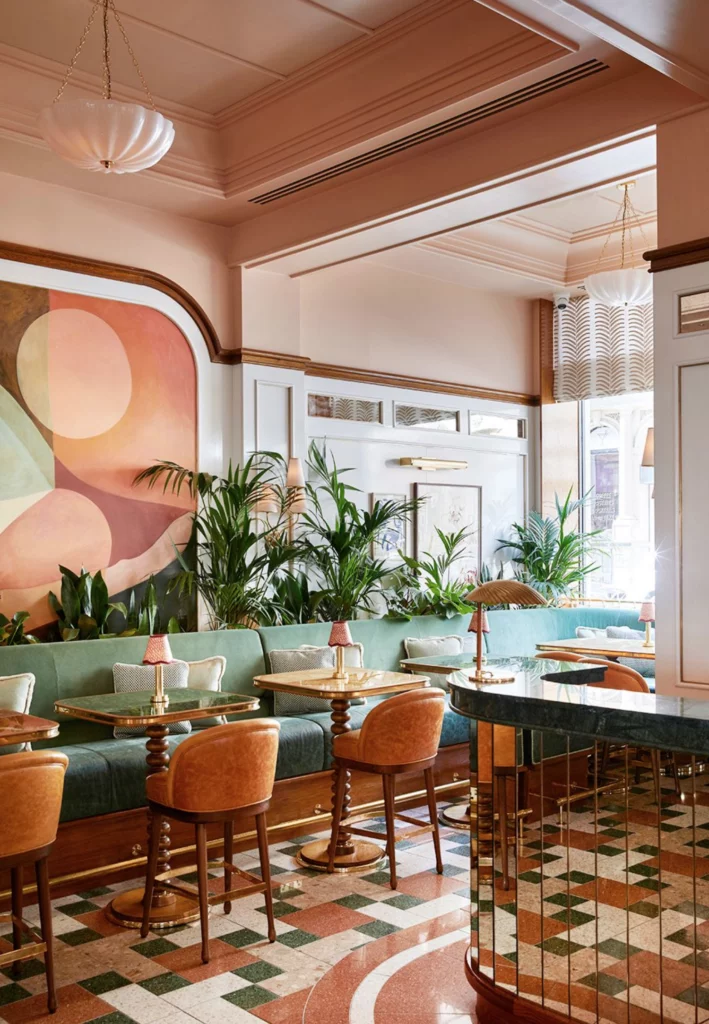 Du plan de salle au parcours client : penser l’espace comme une chorégraphie.